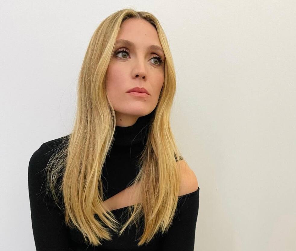 Evelyne Brochu époustouflante dans une mini jupe