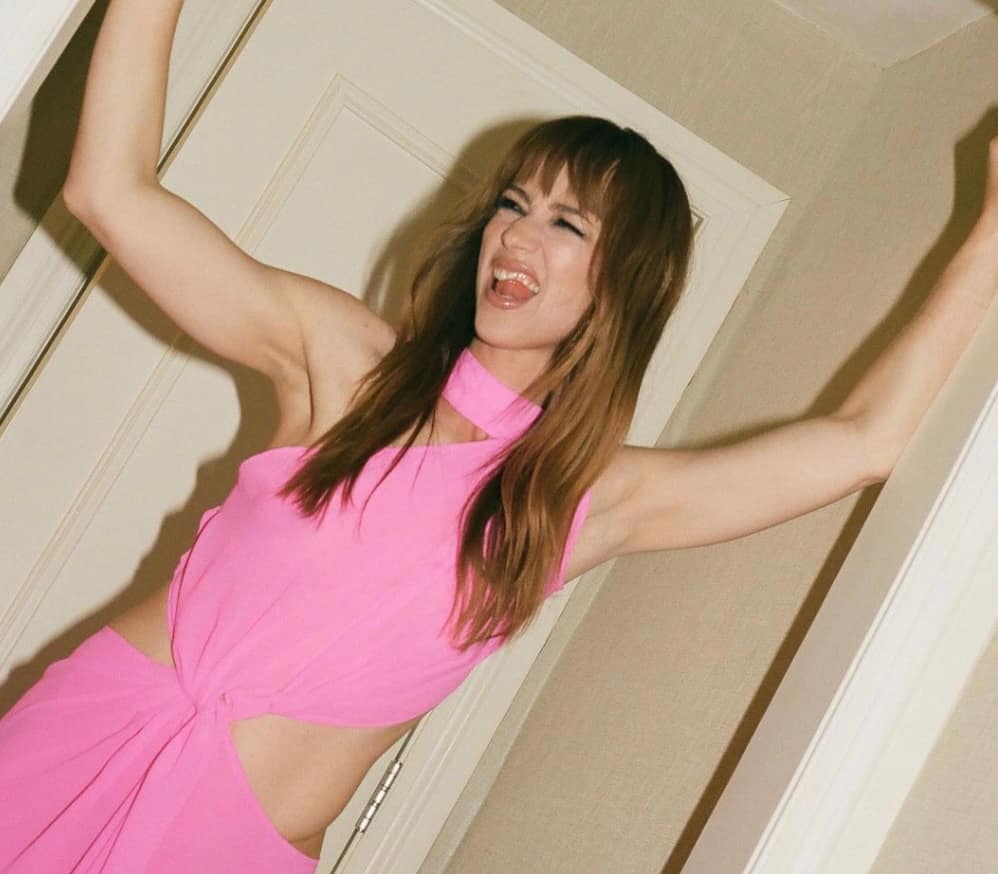 Karine Vanasse adopte la tendance sans pantalon