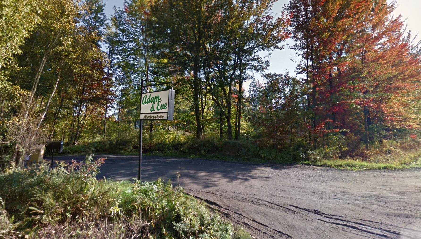 Le ministère de l'Environnement ordonne au Club naturiste Adam et Ève d’arrêter de détruire des