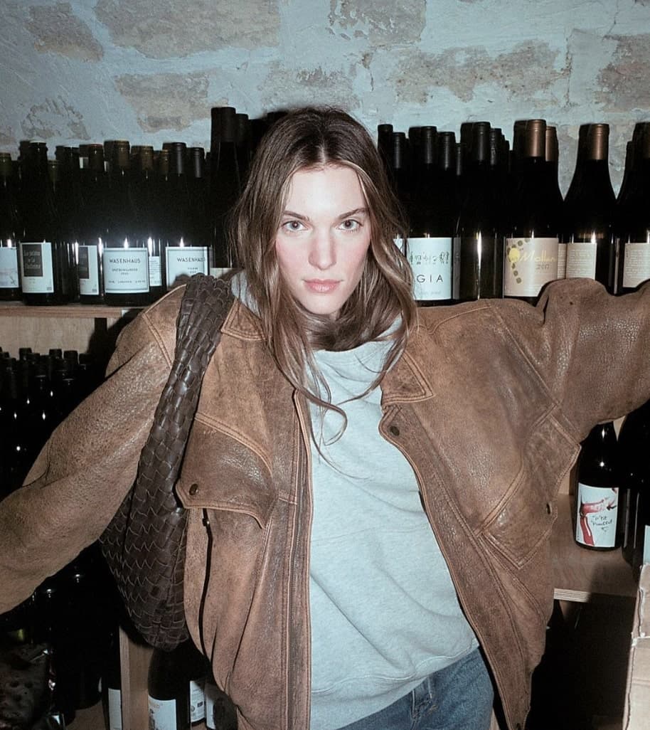 Charlotte Cardin pose seins nus en voyage