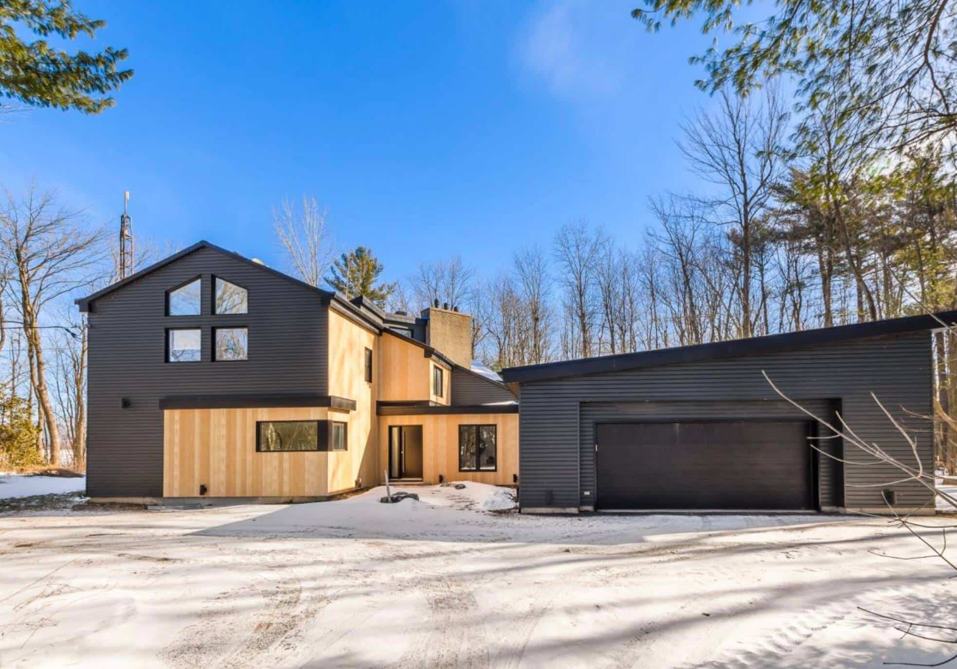 Une maison bigénérationnelle entièrement rénovée à vendre pour 1 448