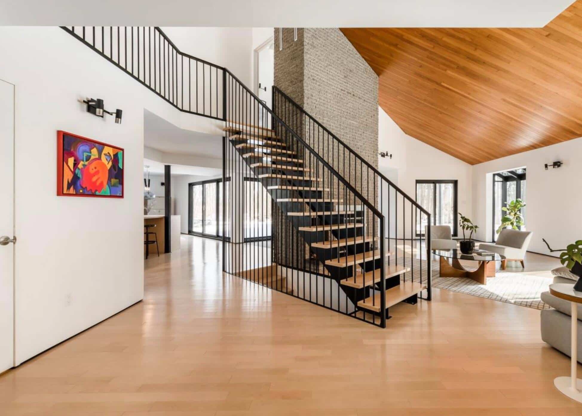 Une maison bigénérationnelle entièrement rénovée à vendre pour 1 448