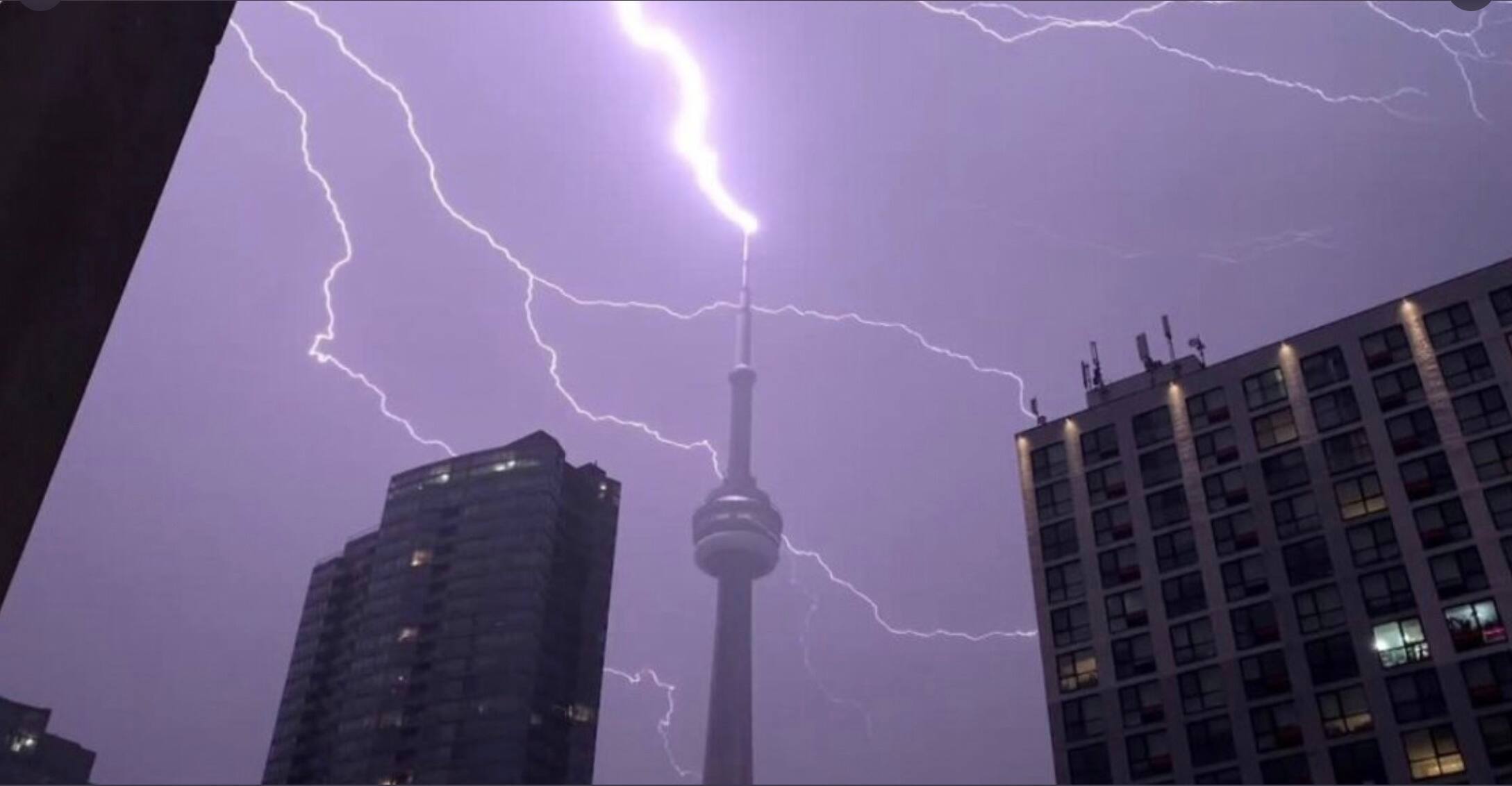 Ontario: de la neige et des éclairs | TVA Nouvelles