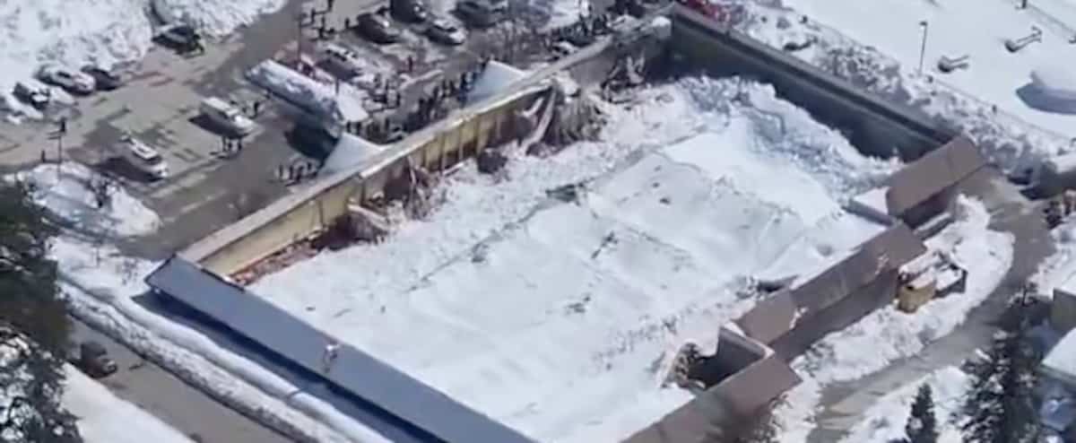 Il tetto di un supermercato in California è crollato sotto una forte nevicata Il tetto di un supermercato in California è crollato sotto una forte nevicata