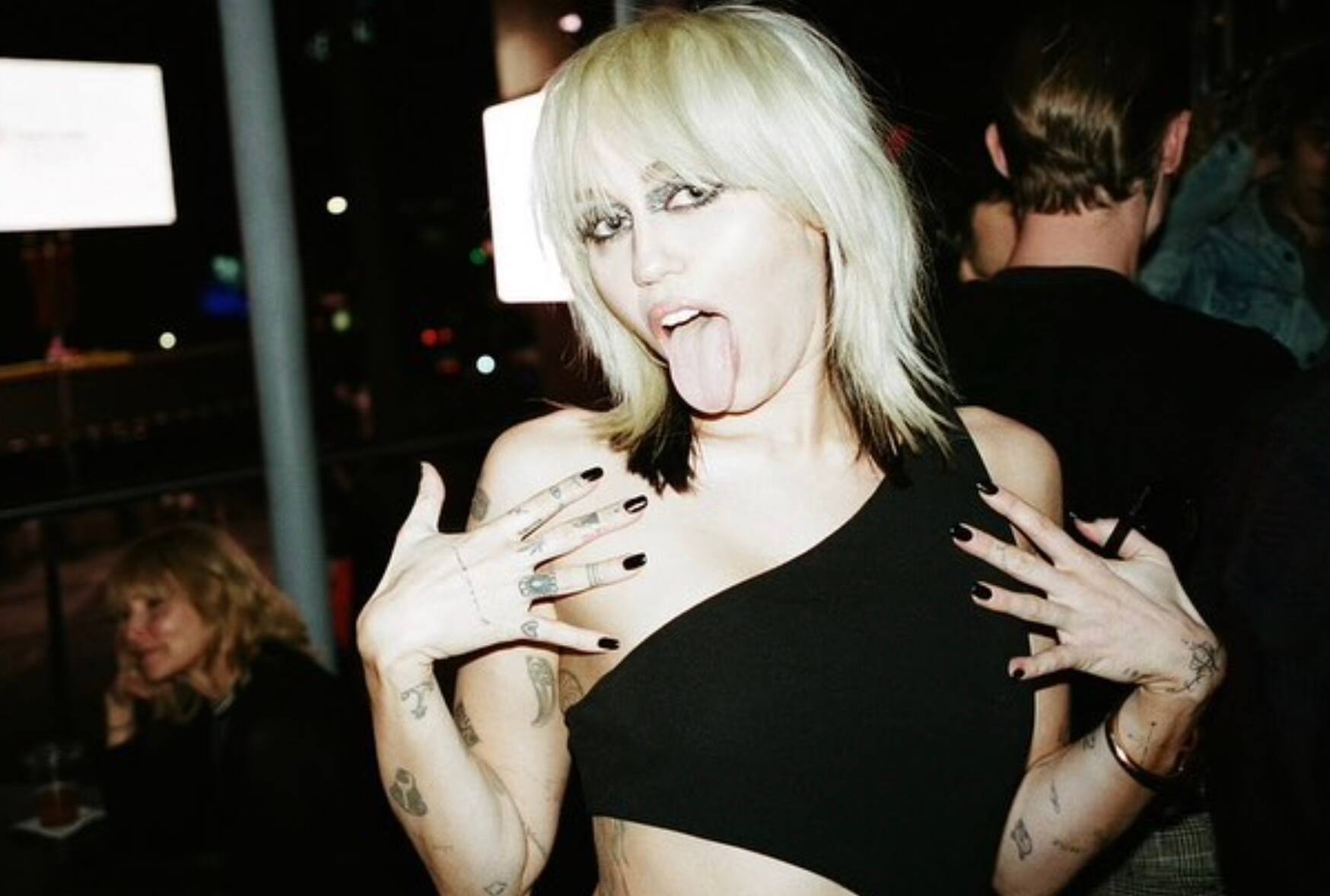 Ce tattoo vulgaire des années 2000 est tendance