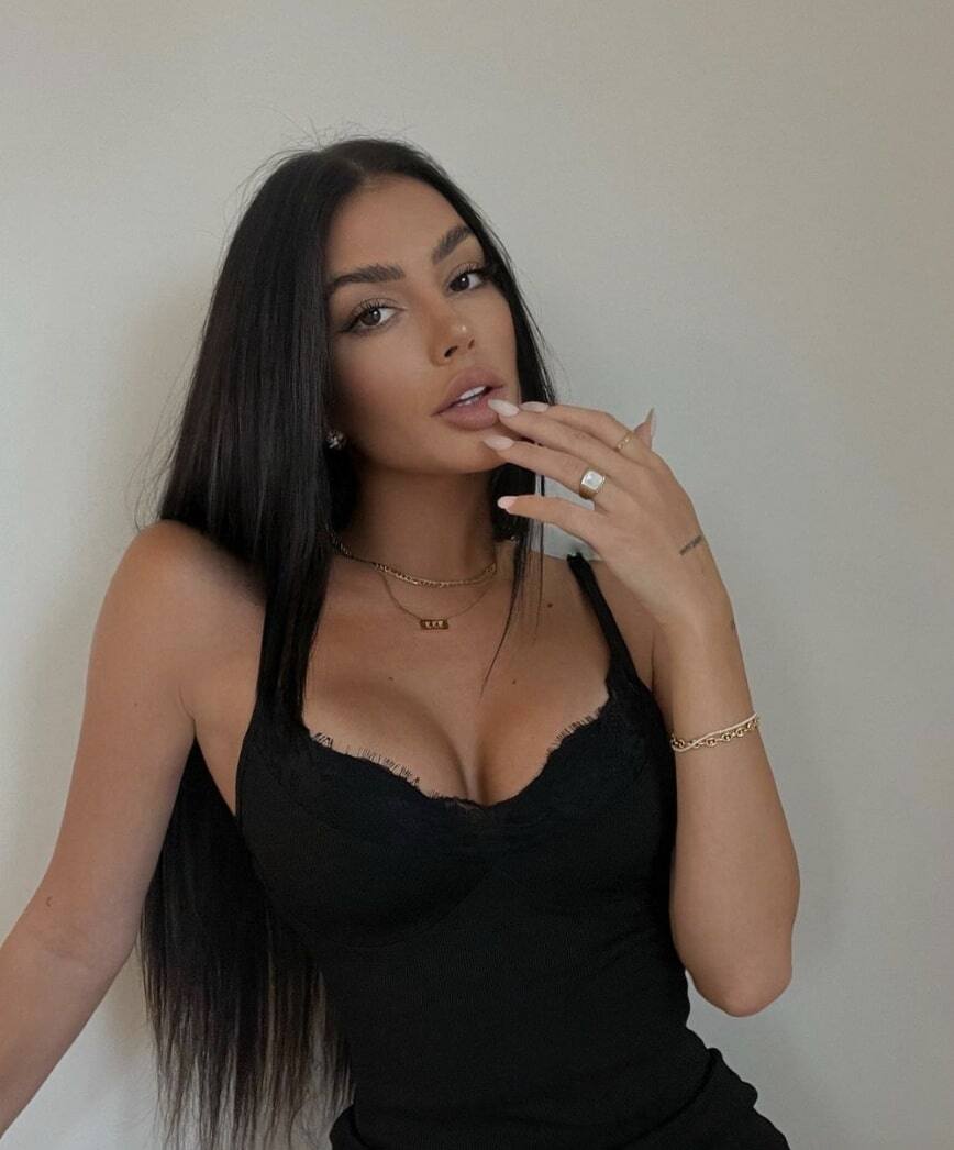 Milaydie pose dans une robe sexy pour sa fête