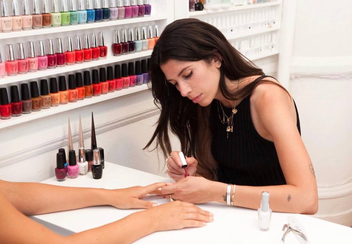 La couleur de vernis pour un teint bronzé