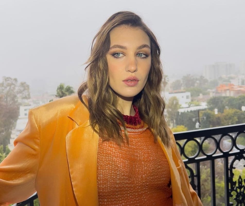 Sophie Nélisse magnifique en décolleté plongeant