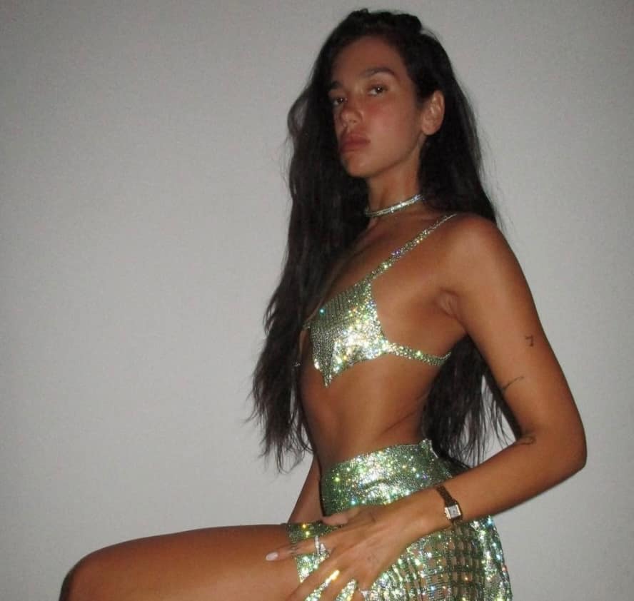 La mini brassière s’expose en public