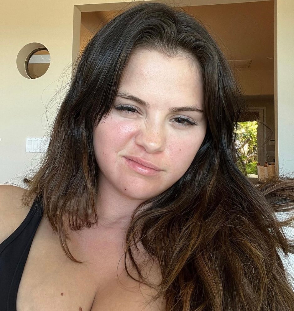 Blonde, Selena Gomez prend la pose en bikini