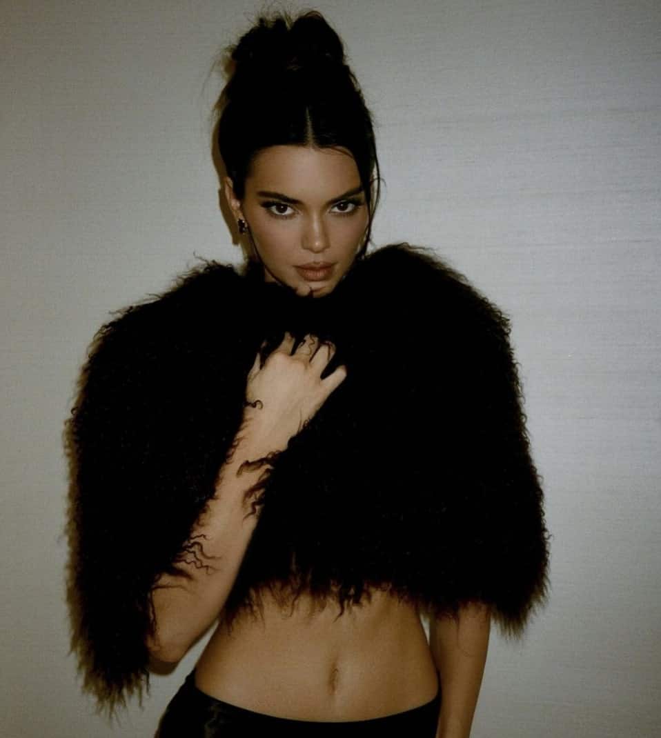Kendall Jenner est une bombe en mini robe 