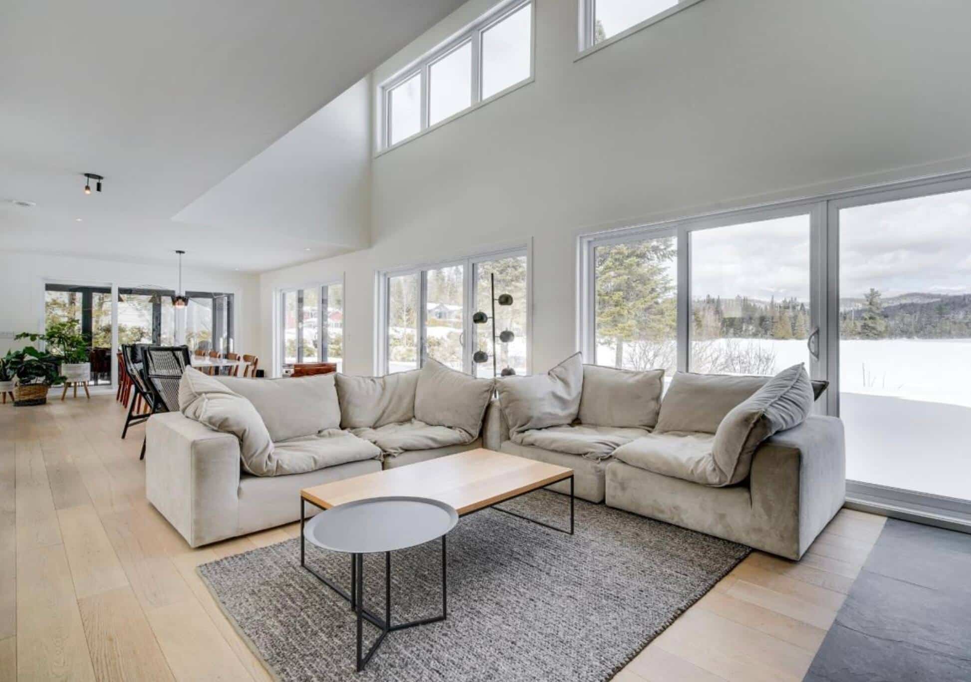 Une maison scandinave entièrement noire sur le bord de l’eau à Saint