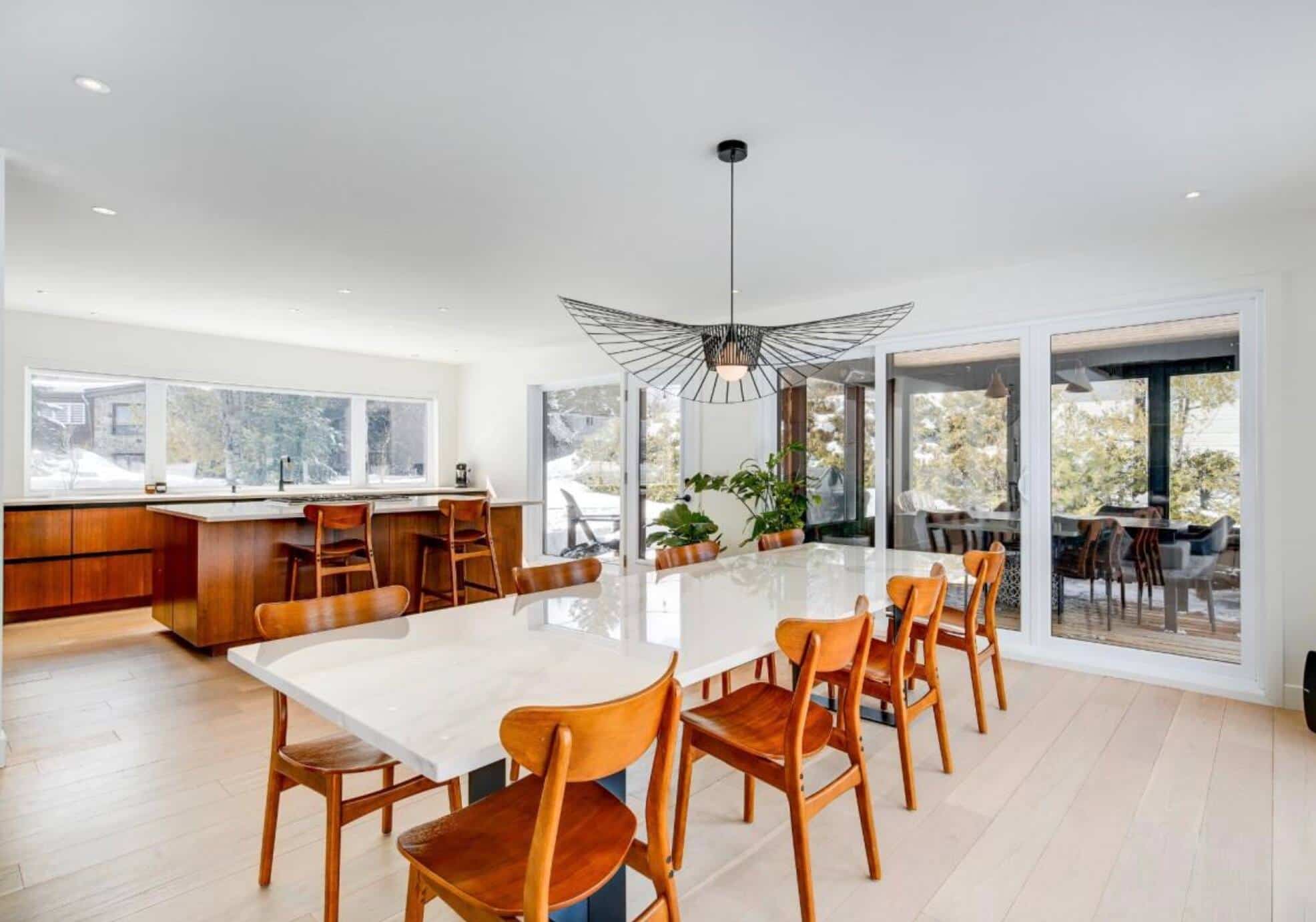 Une maison scandinave entièrement noire sur le bord de l’eau à Saint