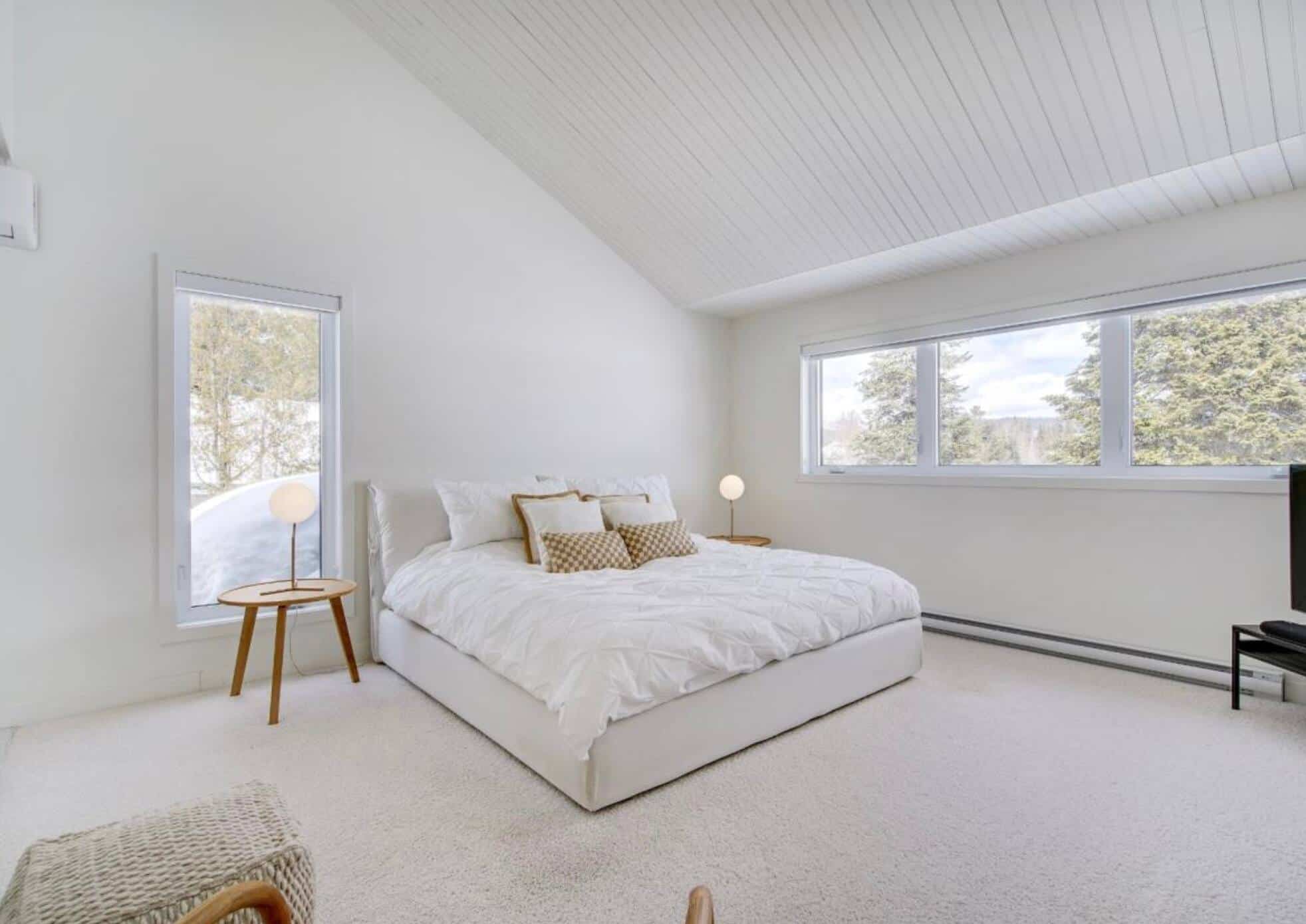 Une maison scandinave entièrement noire sur le bord de l’eau à Saint