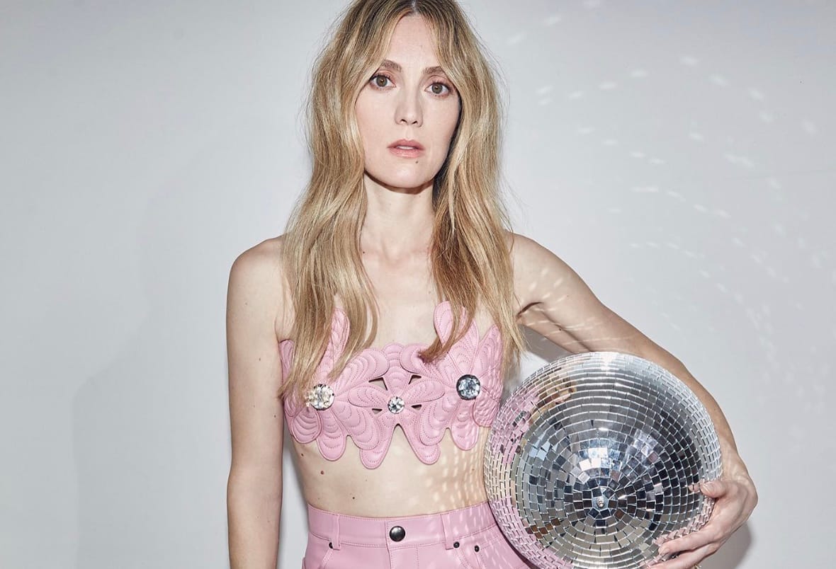 Evelyne Brochu ose la tendance «sans chandail»