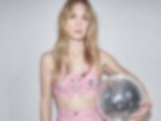 Evelyne Brochu ose la tendance «sans chandail»