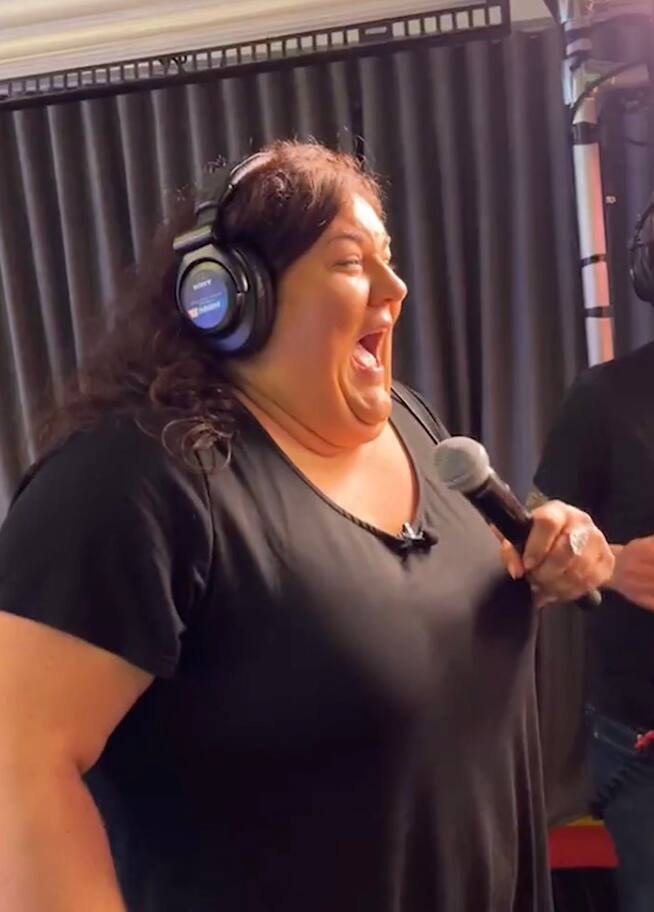 Elle reçoit sa copie conforme en chocolat