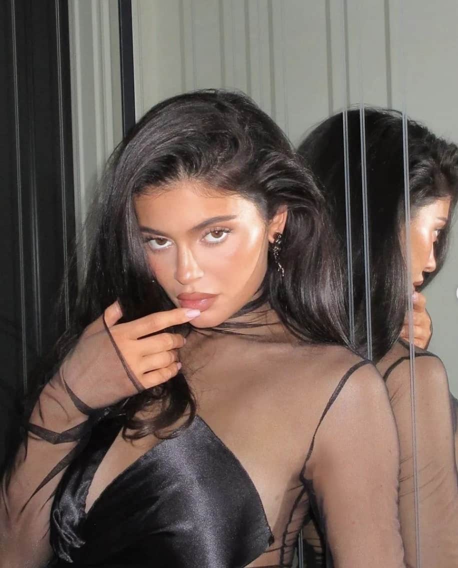 Kylie Jenner épate la Toile en microbikini doré 