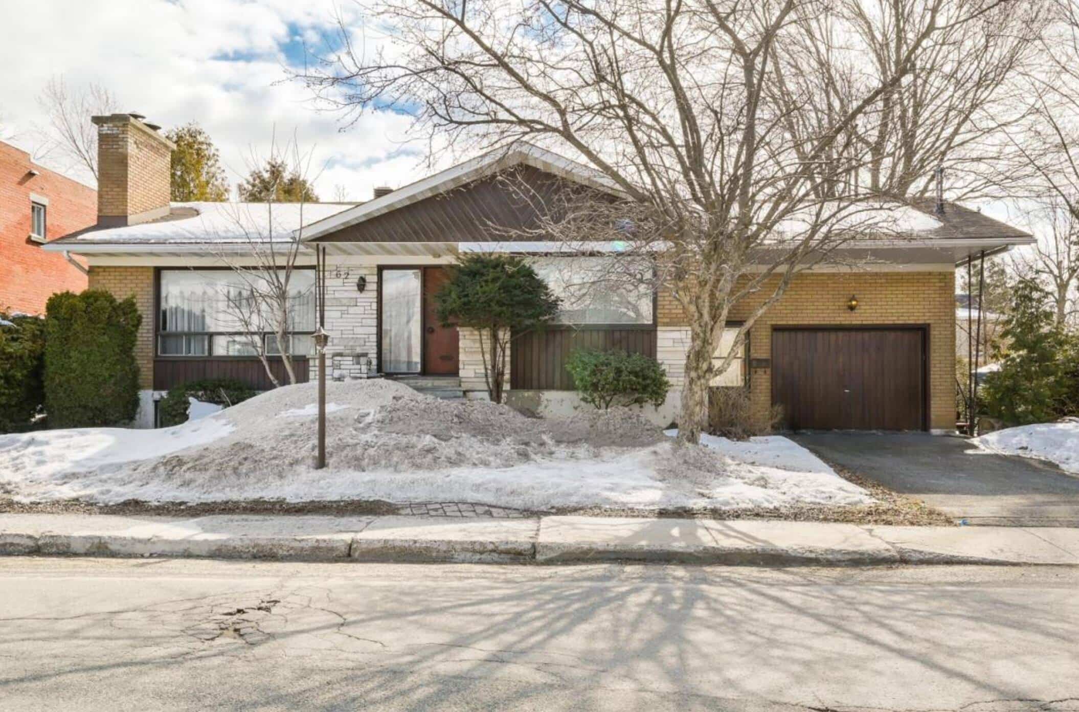Une maison figée dans le temps à vendre pour 549K$