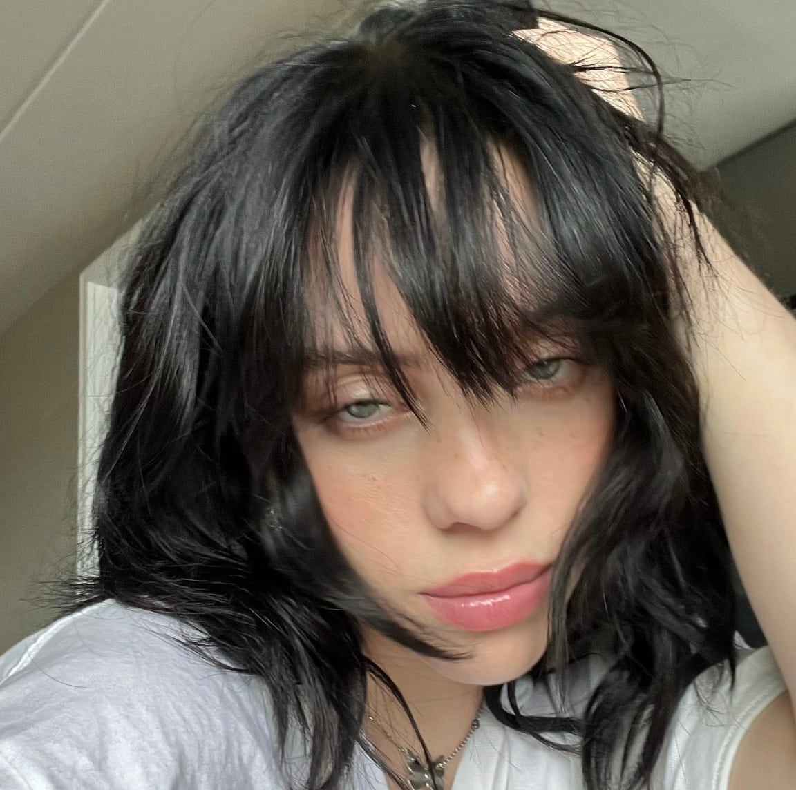 Billie Eilish adopte un look hors de ses habitudes