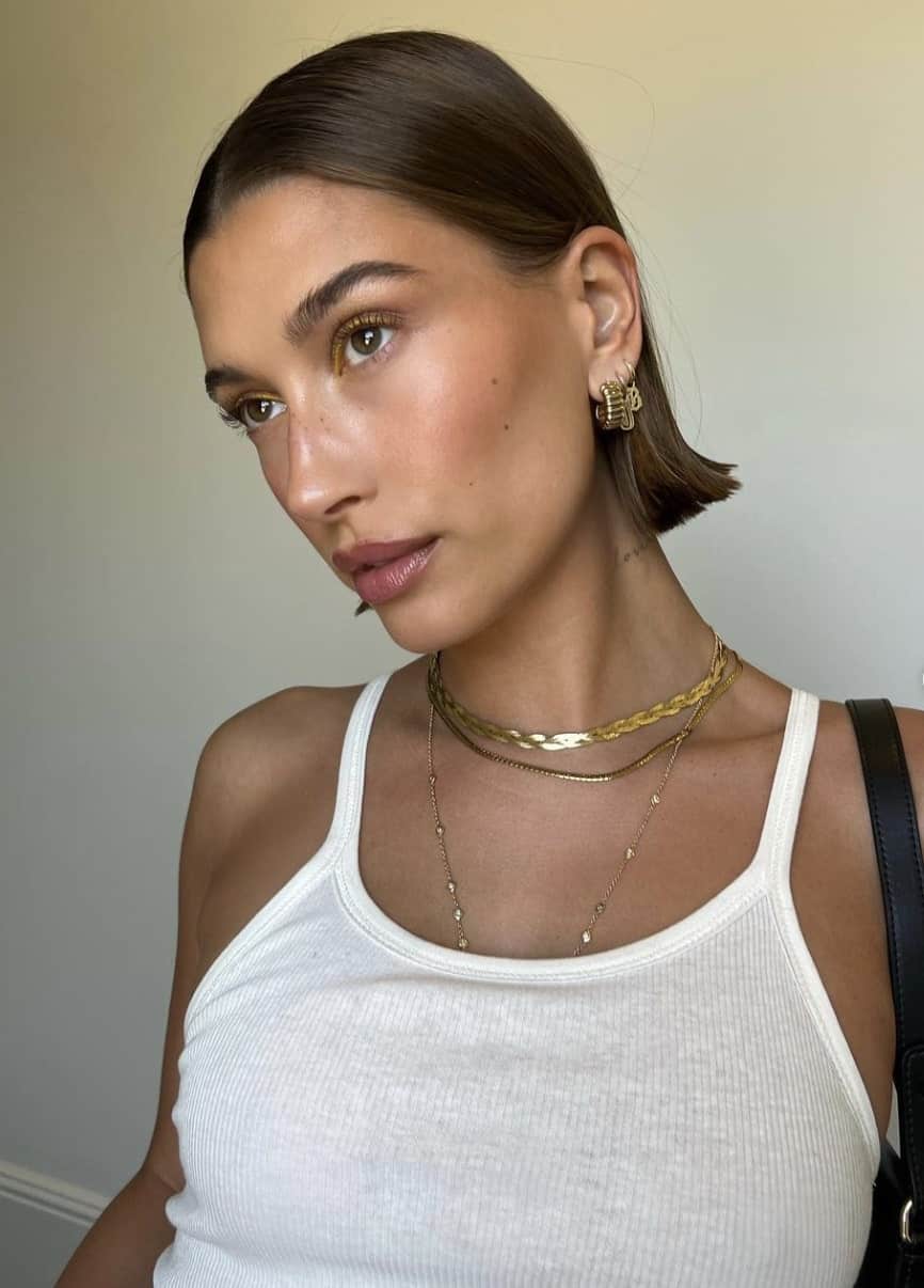 Hailey Bieber pose simplement vêtue d'un string