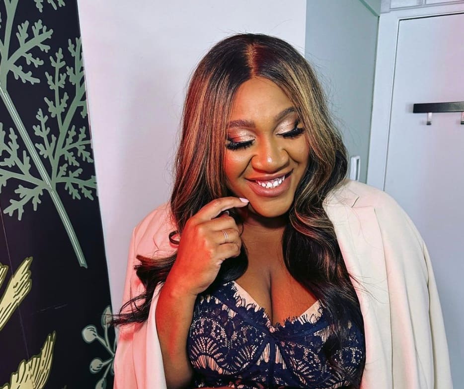 Mélissa Bédard porte une robe de style lingerie