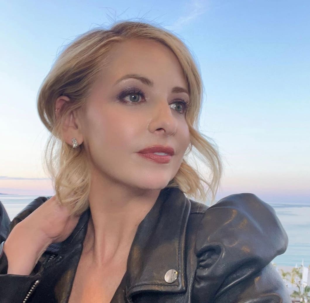 Sarah Michelle Gellar épate dans un décolleté 