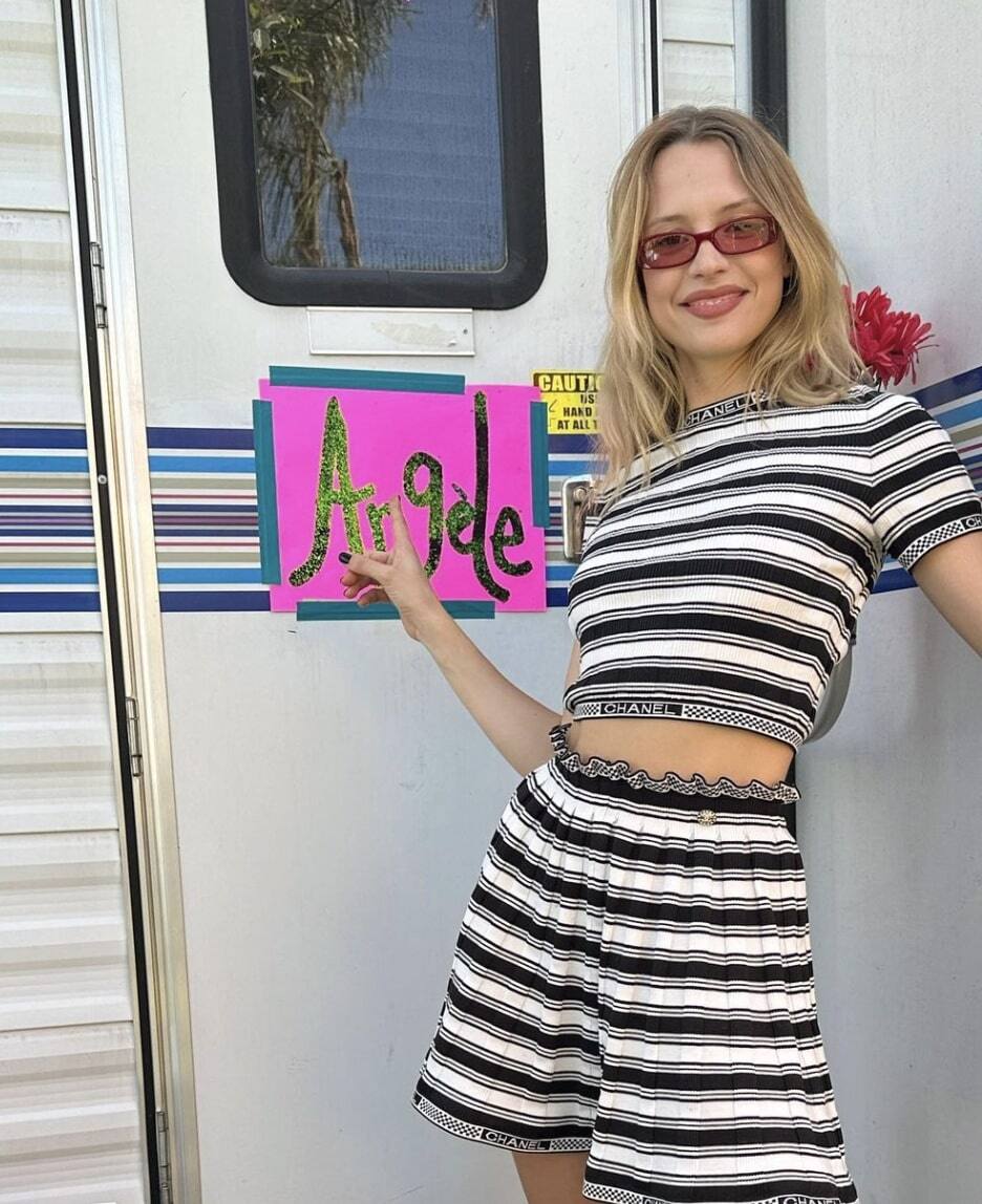 Le micro-soutien-gorge d’Angèle fait sensation 