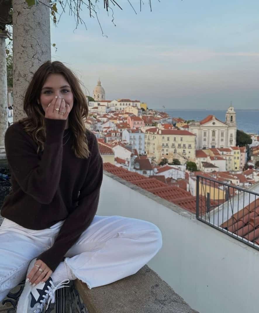 Sophie Nélisse pose en bikini au Portugal