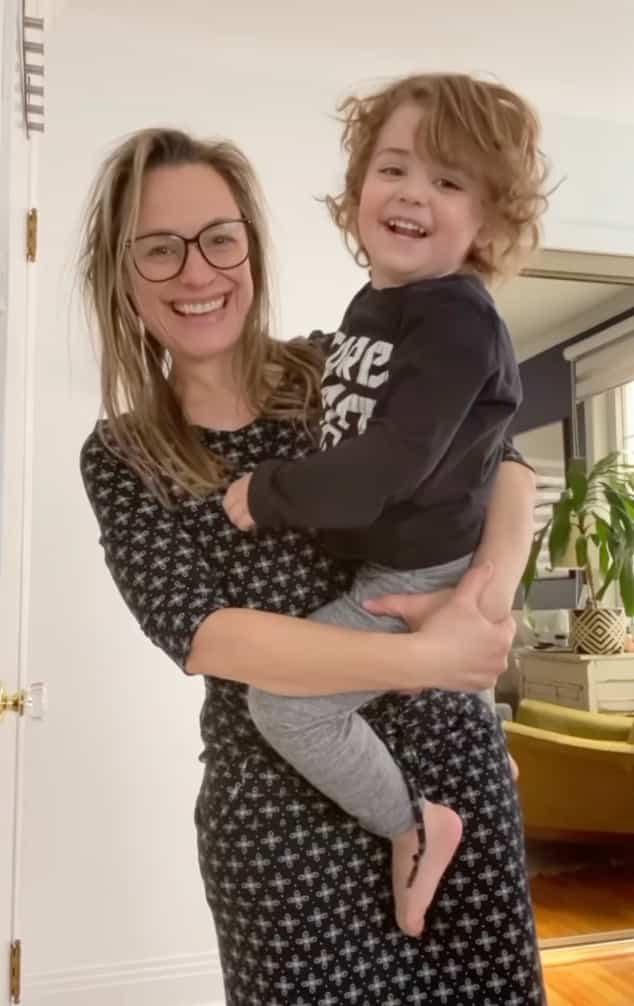 Son fils vole la vedette dans une nouvelle vidéo