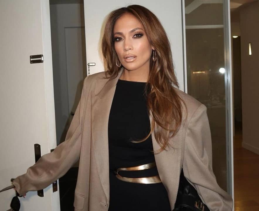 J.Lo adopte la tendance jean controversée de 2023