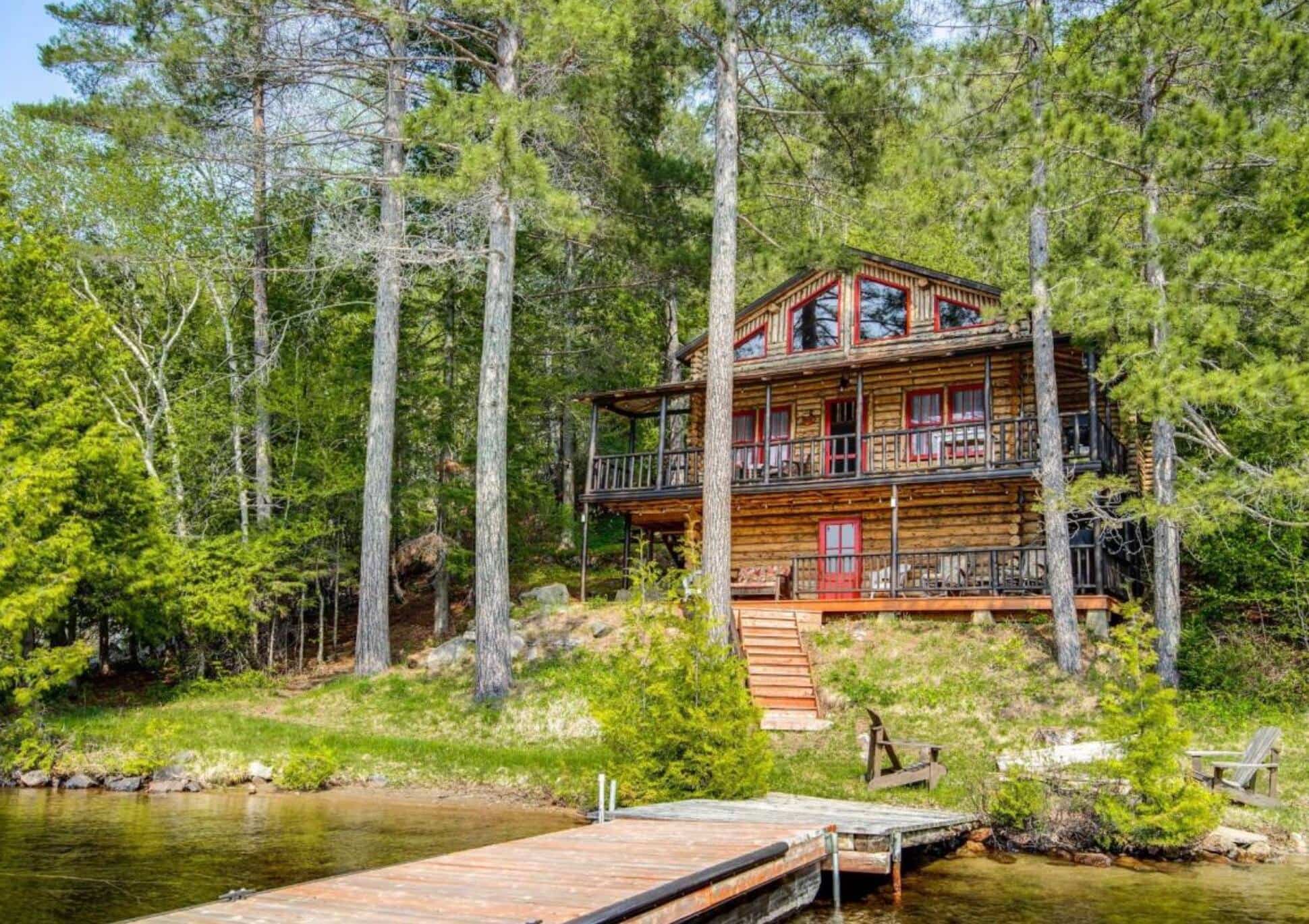 Un parfait chalet en bois rond sur le bord de l’eau à vendre pour 425