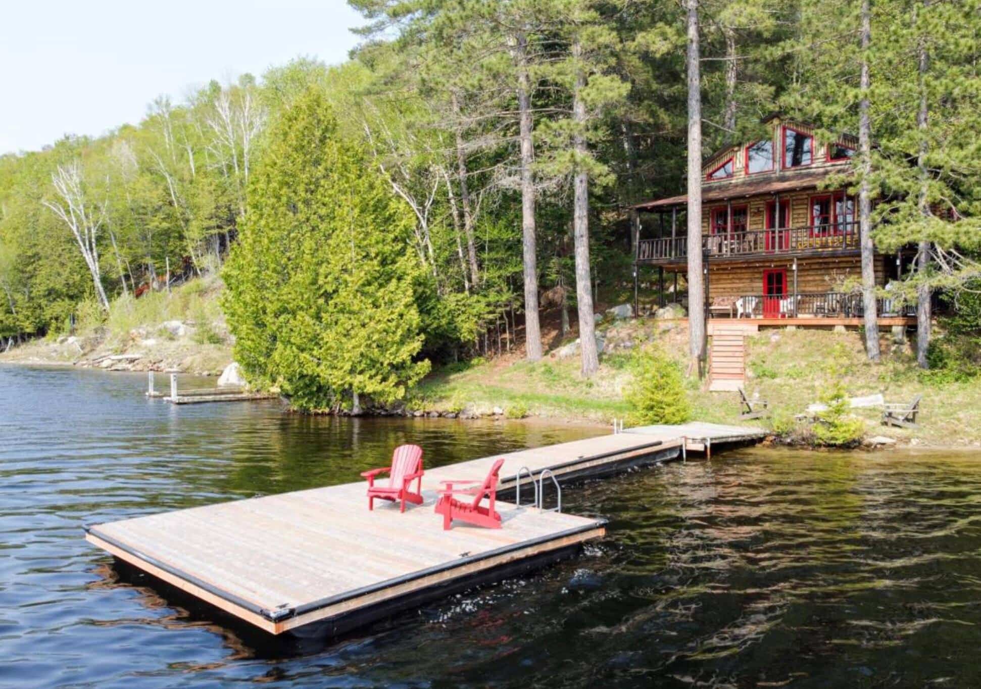 Un parfait chalet en bois rond sur le bord de l’eau à vendre pour 425