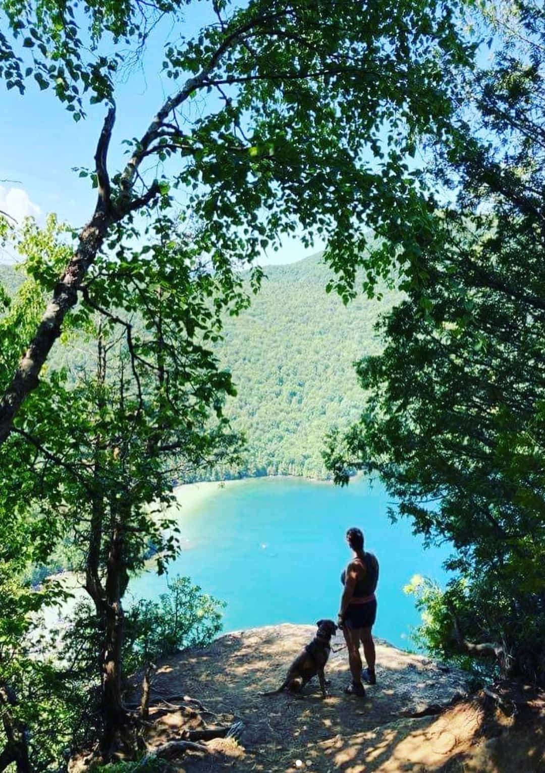 Un lac à l’eau turquoise digne des Rocheuses
