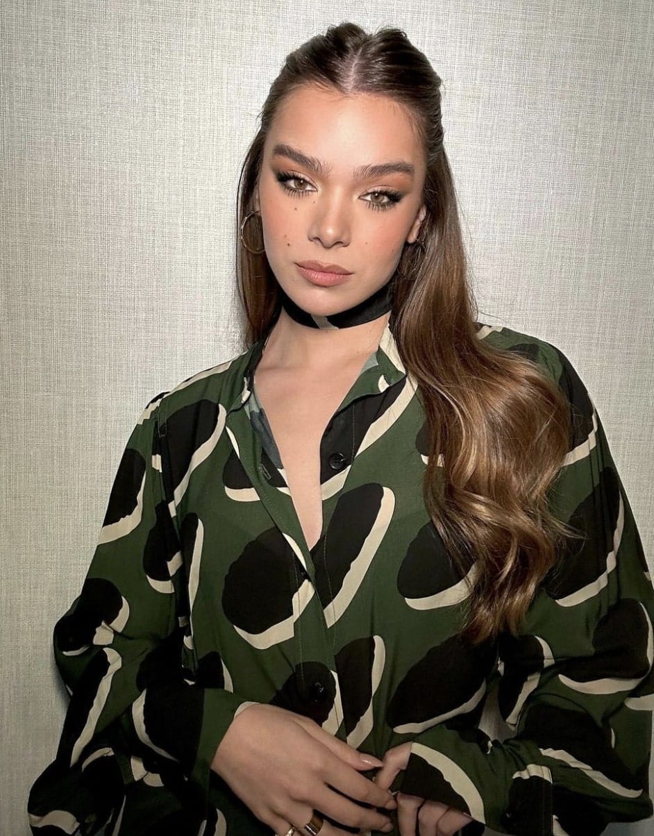 Hailee Steinfeld en jupe dangereusement fendue 