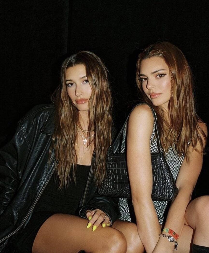 Hailey Bieber aborde publiquement les rumeurs 