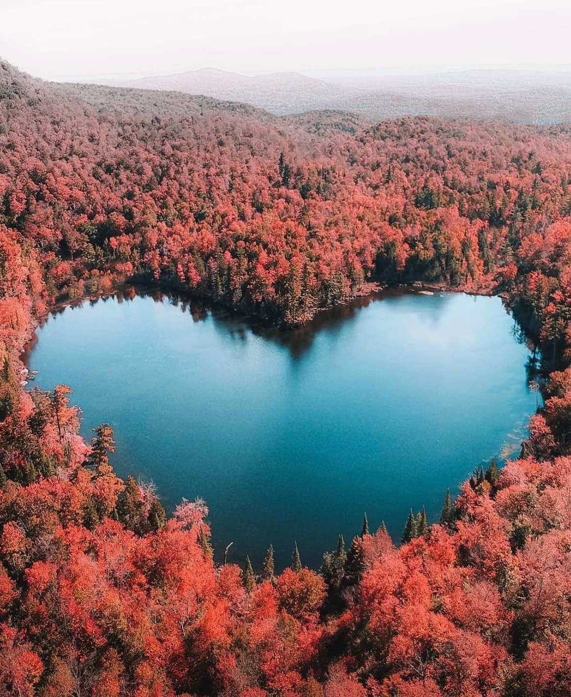 Un étang en forme de cœur à 2 heures de Montréal