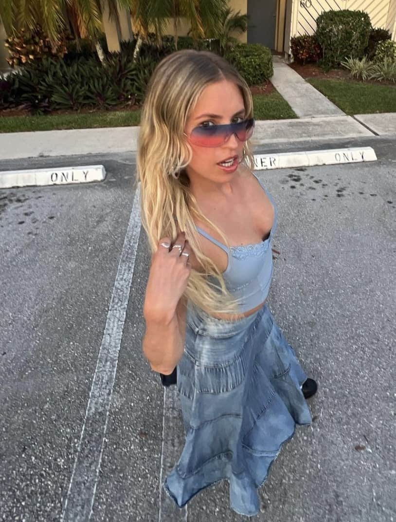 Claudia Bouvette adopte ce jean controversé