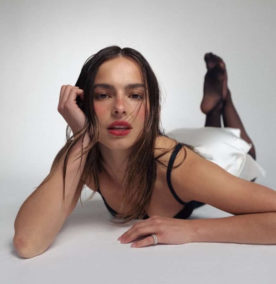 Addison Rae ose l'accessoire sexy de l'été 