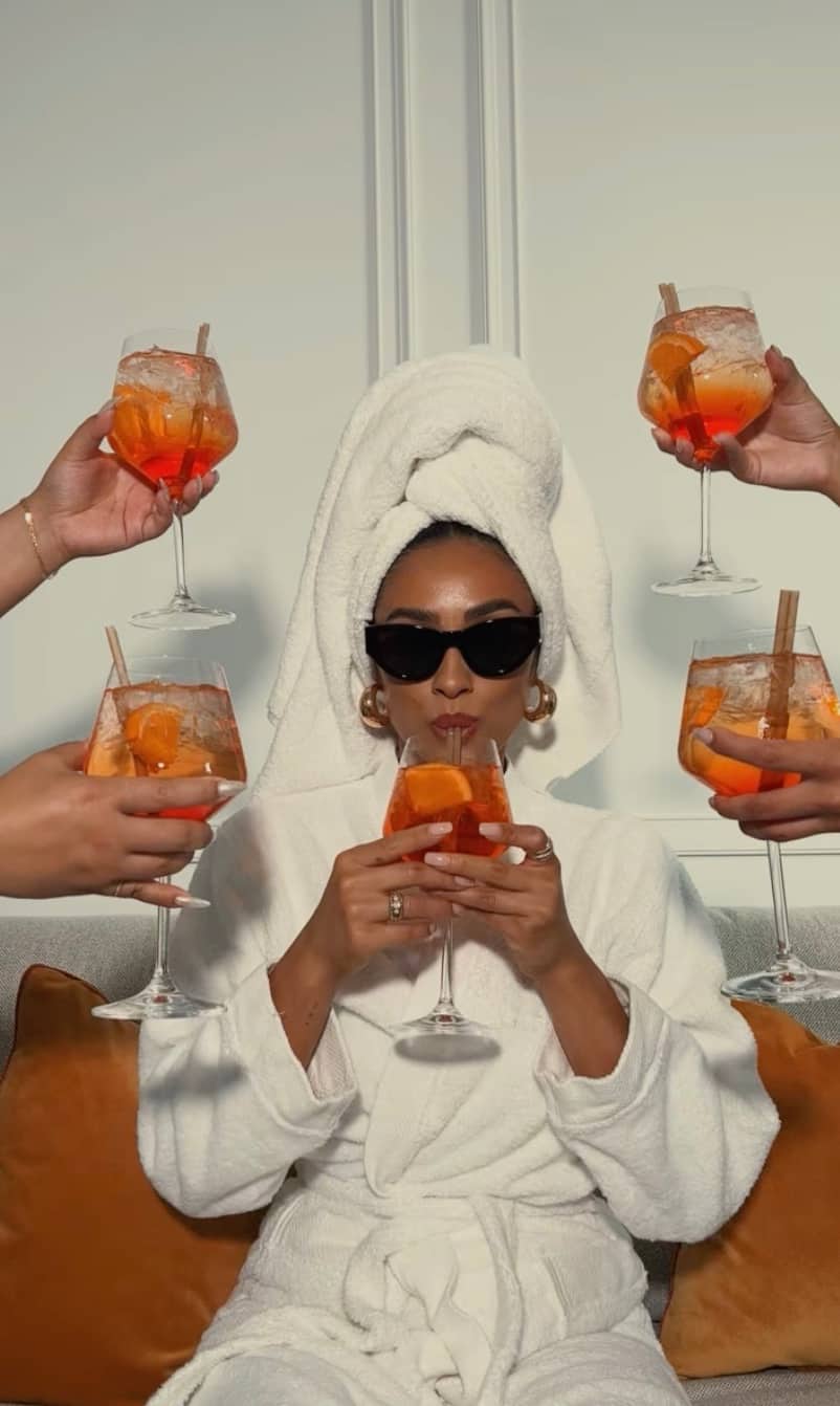 Shay Mitchell partage une vidéo «Wes Anderson» 