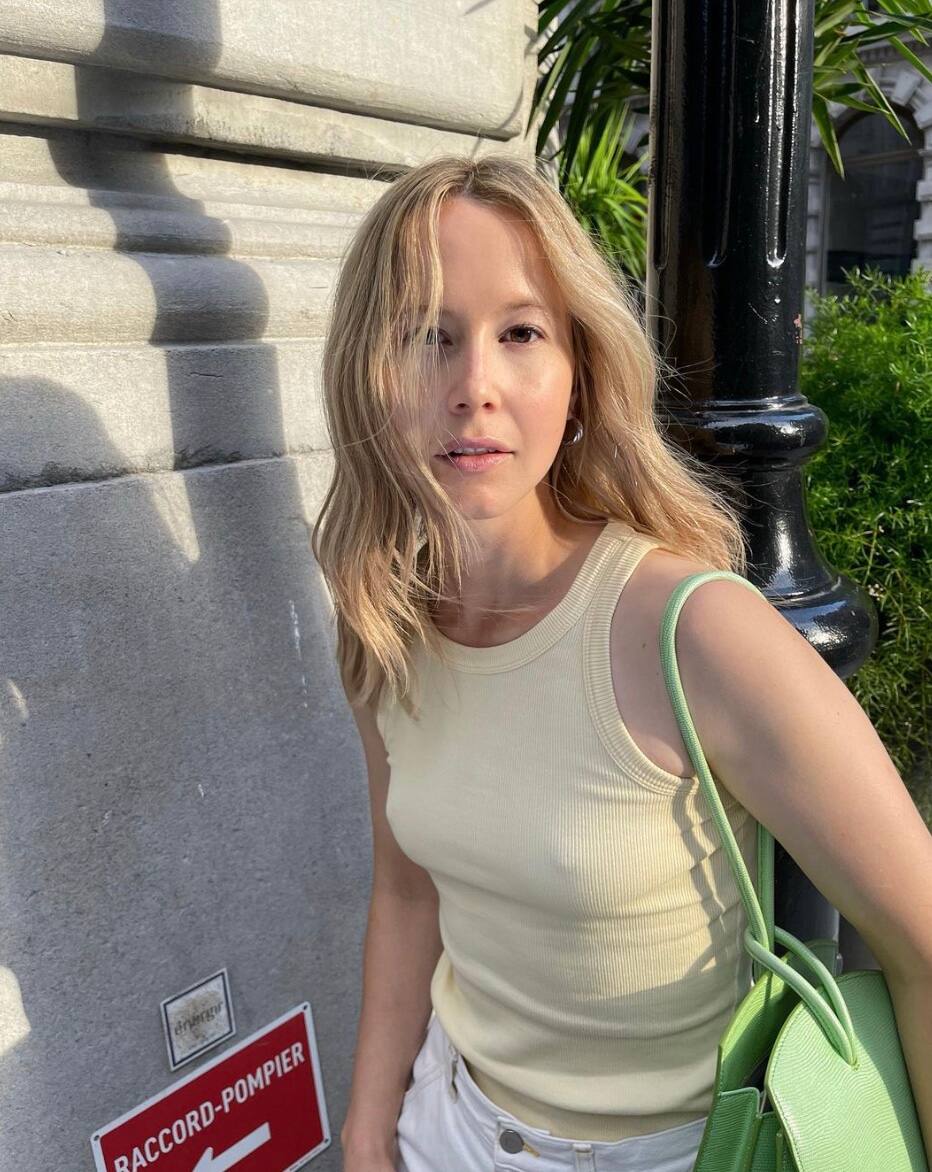 Juliette Gosselin dans un ensemble en soie