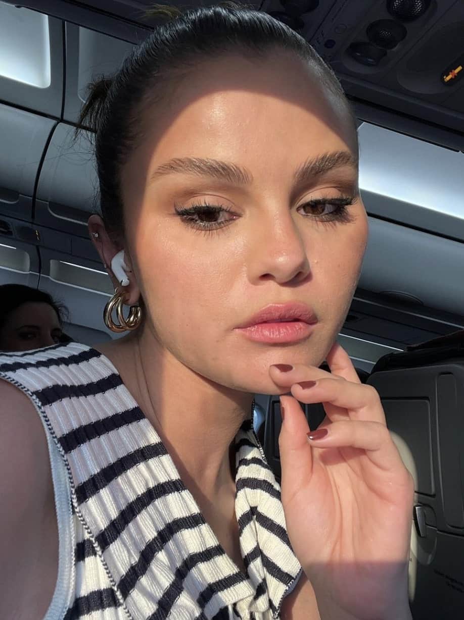 Selena Gomez s'expose sensuellement en maillot à découpe sur Instagram