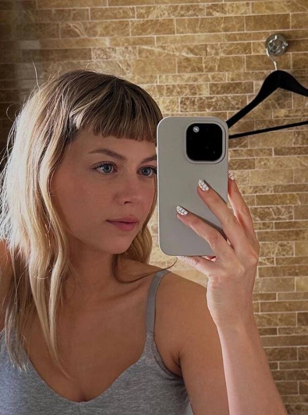 Elle est ravissante dans ce maillot fleuri