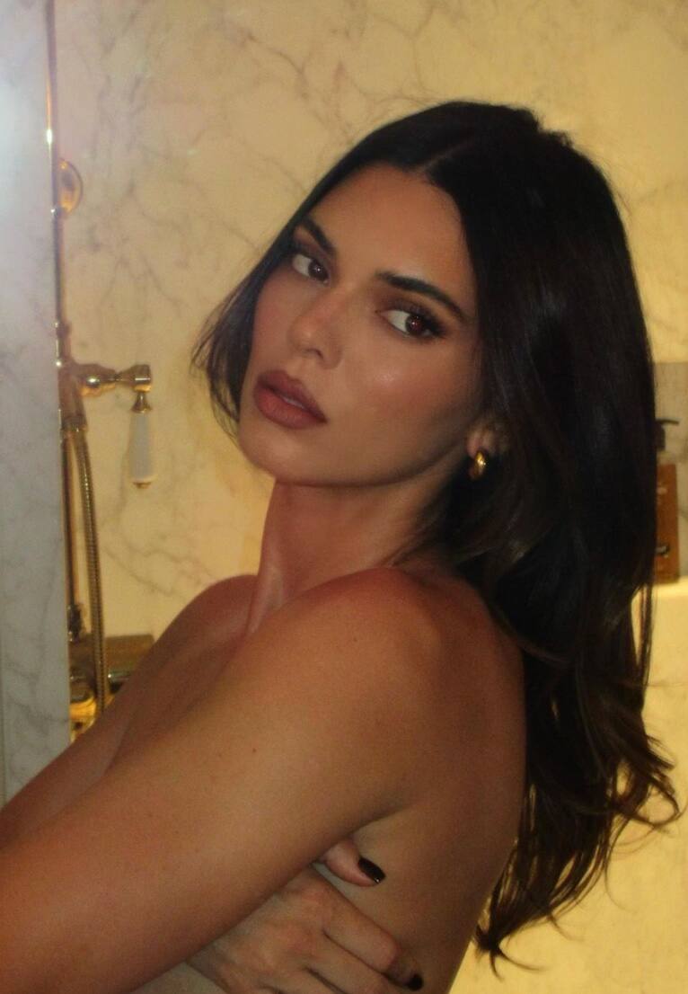 Sexy dans sa robe qui ne fait pas l’unanimité