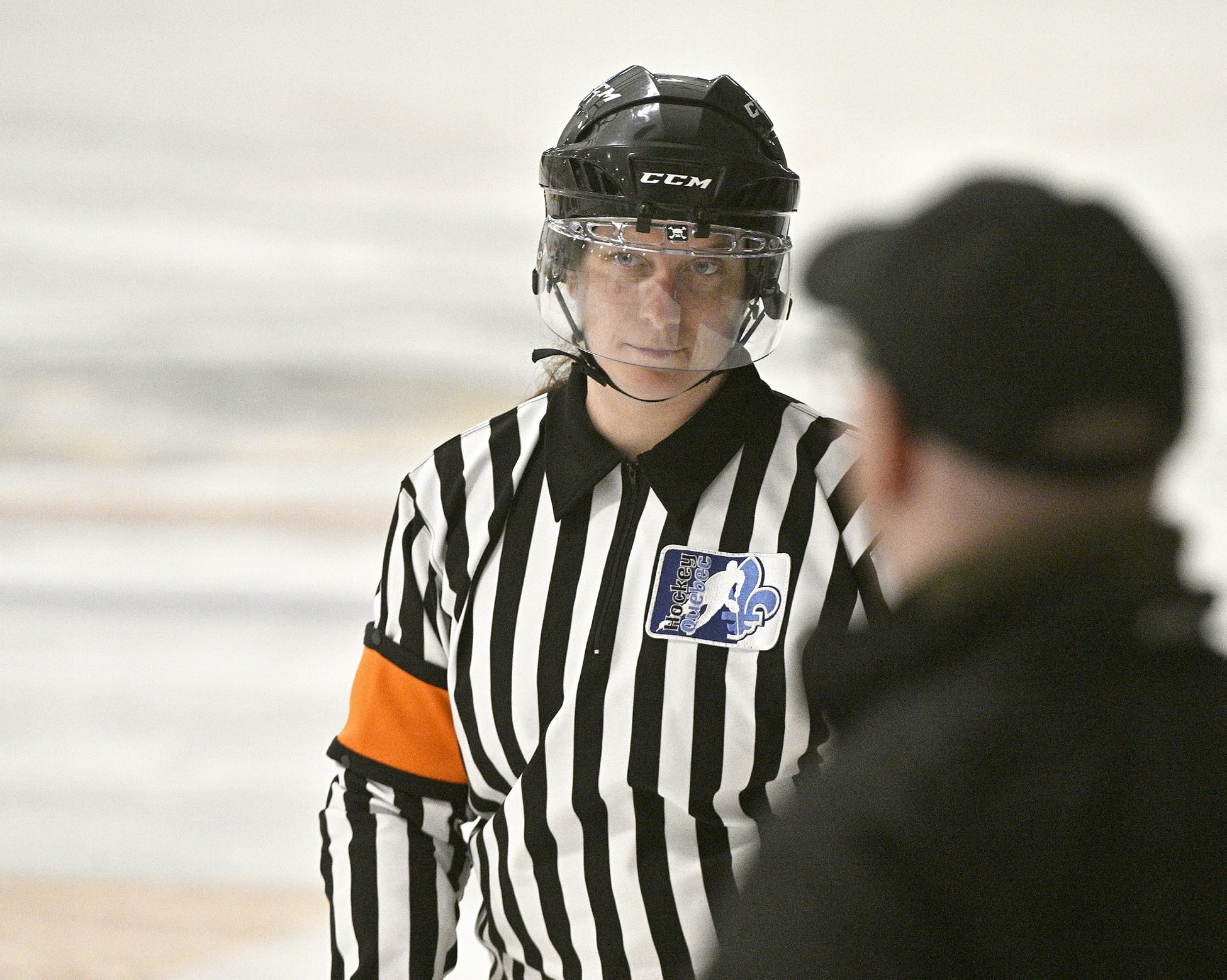 Arbitrer avec une cible dans le dos | Le Journal de Québec