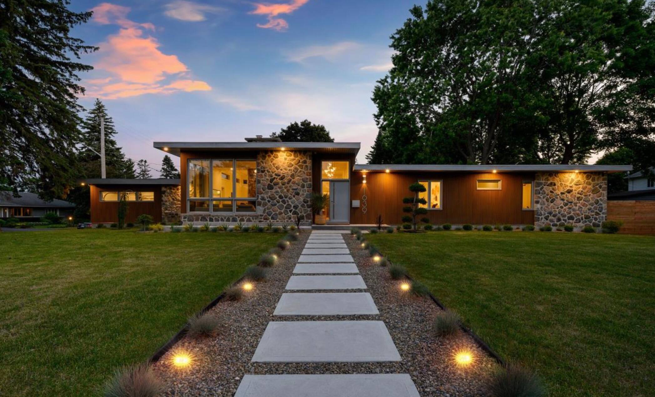 Une maison midcentury entièrement rénovée avec piscine creusée et