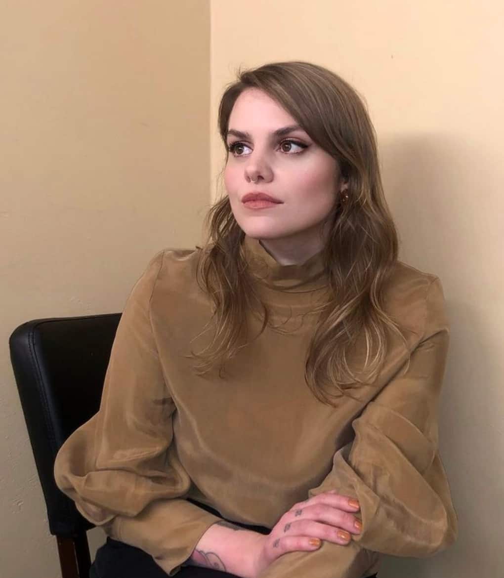 Cœur de pirate dans une robe transparente