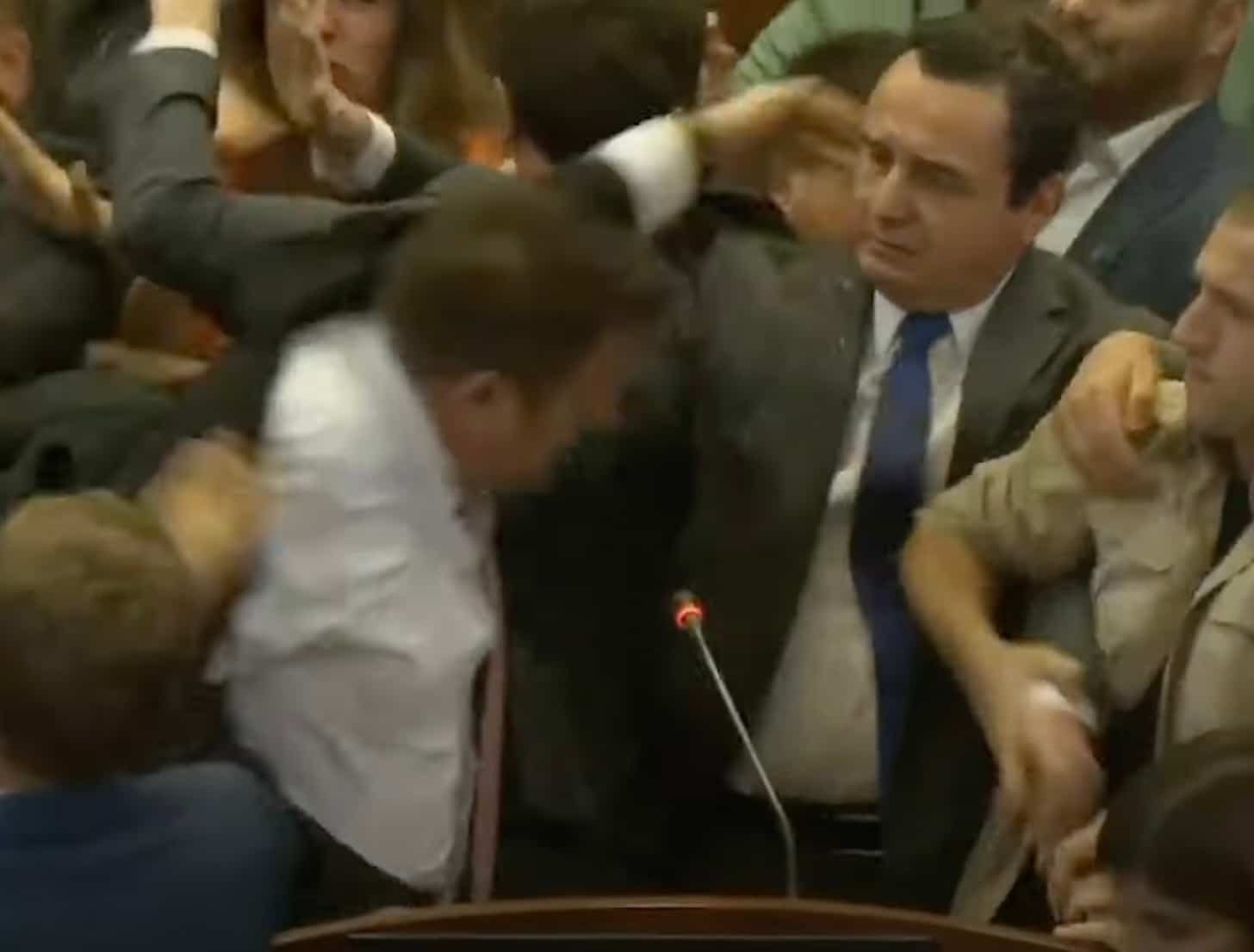 [VID&Eacute;O] La bagarre &eacute;clate au parlement du Kosovo