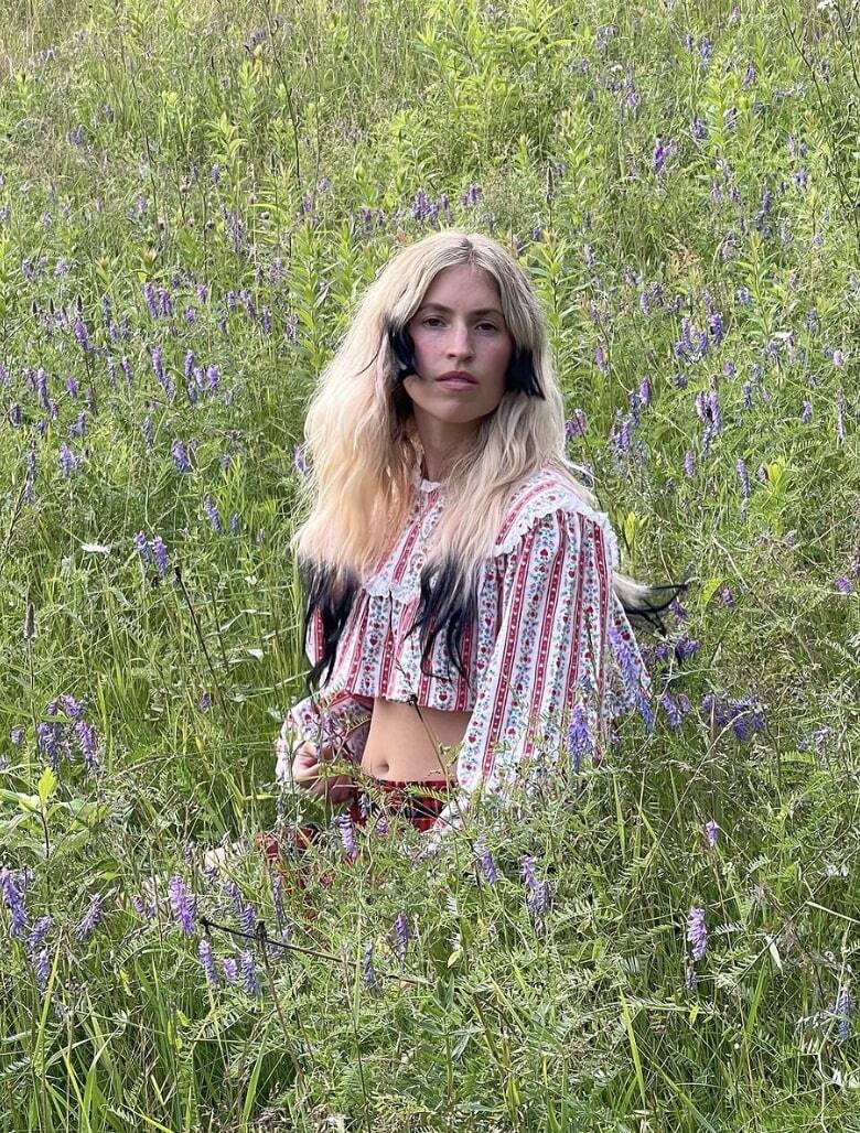 Claudia Bouvette en pantalon transparent au Festif