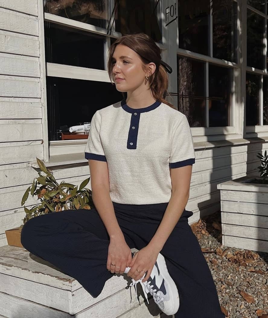 Sophie Nélisse dans un mini bikini à ficelles